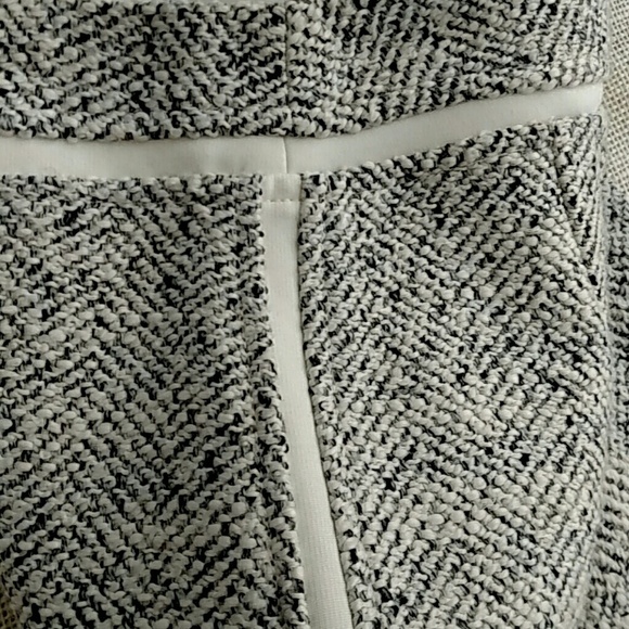 White House Black Market Tweed Boot Mini Skirt In Black Ecru Grey Size 4 NWT - Picture 6 of 8